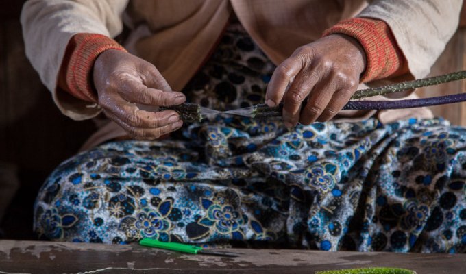Как в Мьянме создают одни из самых редких и дорогих тканей (12 фото)