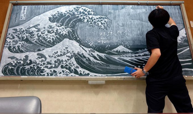Японский учитель радует своих учеников потрясающими картинами на школьной доске (9 фото)