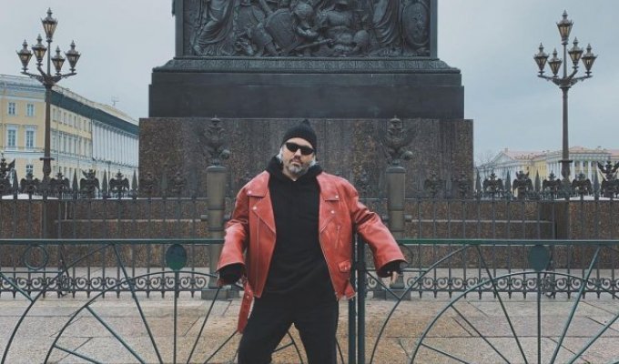Стилист Александр Рогов гуляет по Петербургу в странной обуви (8 фото)