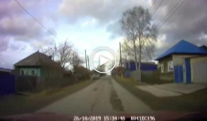 Огромный камень выпал из кузова грузовика в Свердловской области
