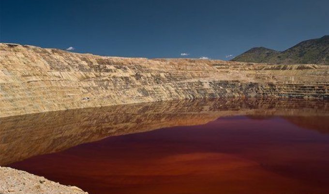 Самое токсичное озеро на планете (7 фотографий)