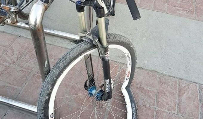 В Екатеринбурге парни на BMW, объезжая пробку по тротуару, избили битой велосипедиста (2 фото + 1 видео)
