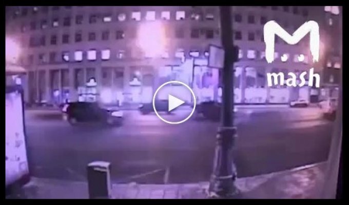 Опубликовано видео с разнесшим московскую остановку фордом