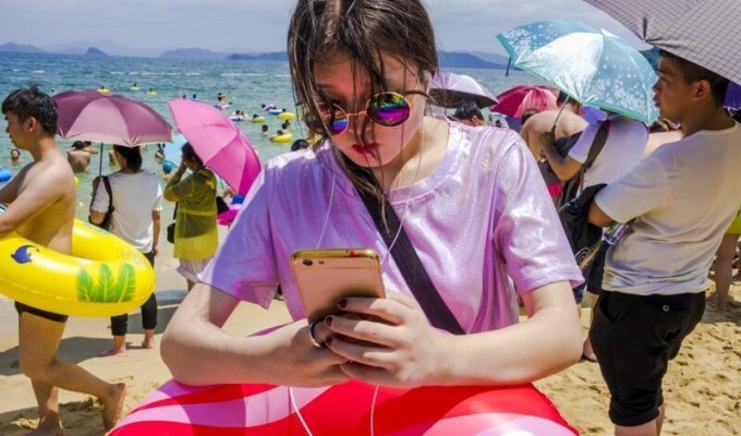 Одержимость Китая смартфонами и Силиконовый пляж в фотографиях Олега Толстого (12 фото)