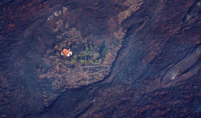 Удивительная история дома на Канарских островах, нетронутого потоками лавы (5 фото)