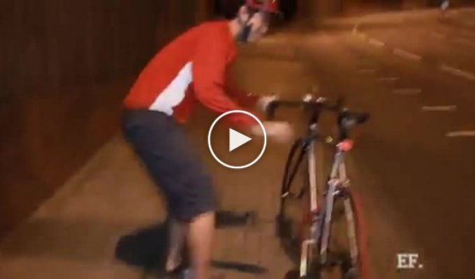 Велосипедист троллит дорожную камеру