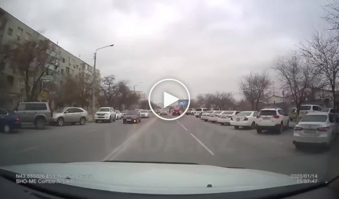 Момент смертельного наезда на пешехода в Казахстане