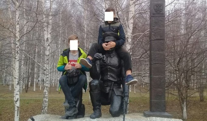 Уральские подростки осквернили памятник российским пограничникам (3 фото)