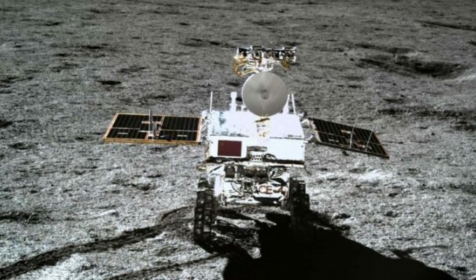 Китайский луноход Yutu-2 обнаружил необычные минералы на обратной стороне Луны (2 фото)