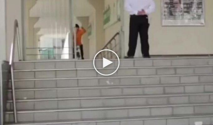 Охранник университета в Мексике жестоко проучил скейтера