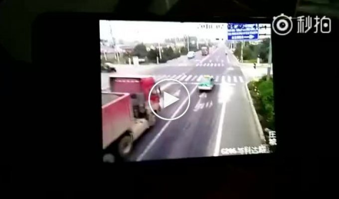 Водитель грузовика, не вписавшись в поворот, мастерски объехал такси в Китае