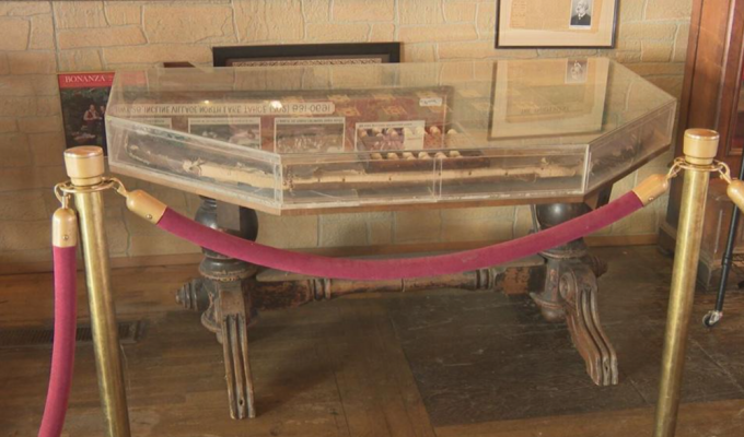 Тайна проклятого стола, за которым умерло 17 человек (5 фото)