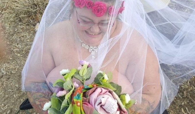 Жирная невеста не смогла подобрать платье и вышла замуж голой (10 фото)