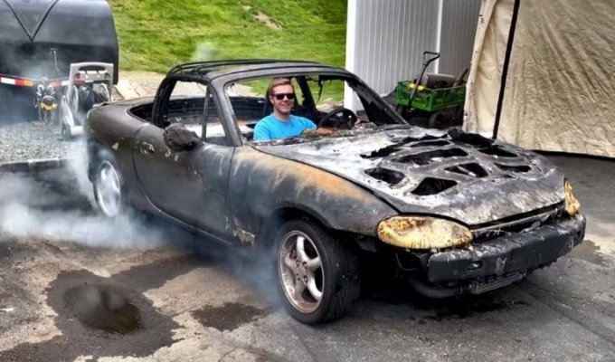 Уничтоженная огнем Mazda Miata каким-то образом все еще может ездить (7 фото + 2 видео)
