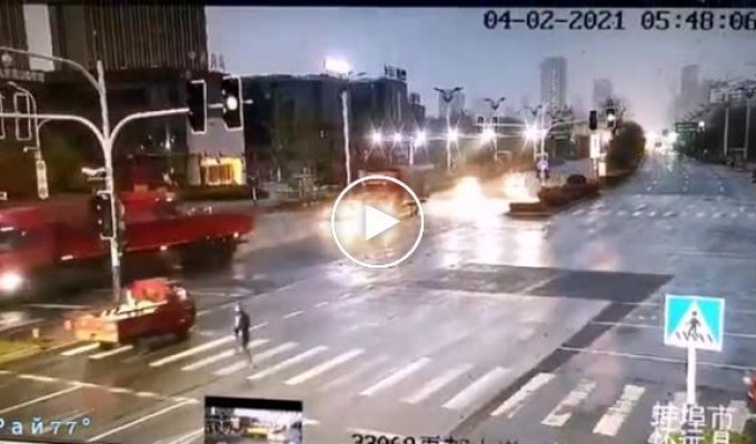 Пешеход чудом уцелел, получив светофором по голове и оказавшись на месте ДТП в Китае