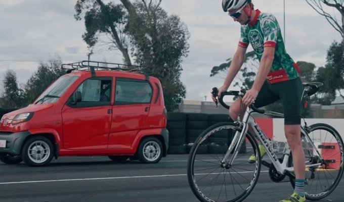 Драг-рейсинг: самый дешевый автомобиль в мире против велосипеда (2 фото + 1 видео)