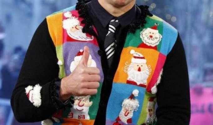 Олени, Санта-Клаусы и даже гремлины. Знаменитости, которые рискнули надеть рождественский свитер (11 фото)