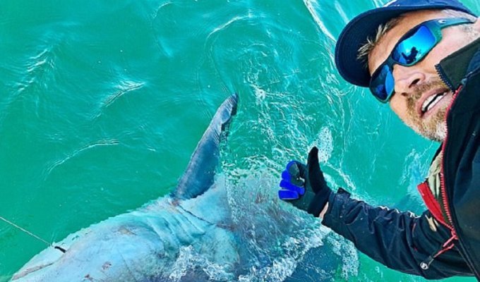 Британец поймал 200-килограммовую сельдевую акулу у берегов Корнуолла (7 фото)