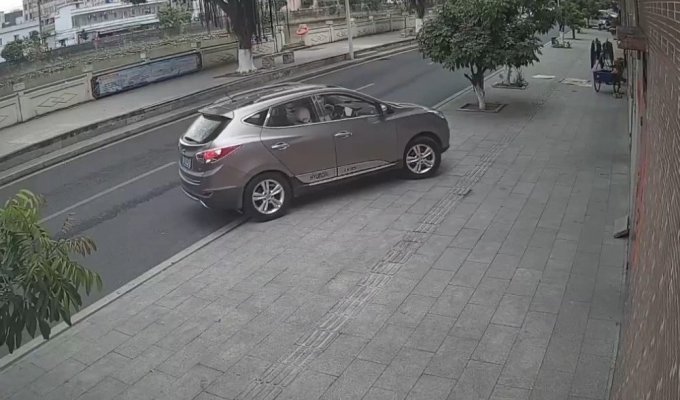 Корейский автомобиль победил китайскую стену (2 фото + 1 видео)
