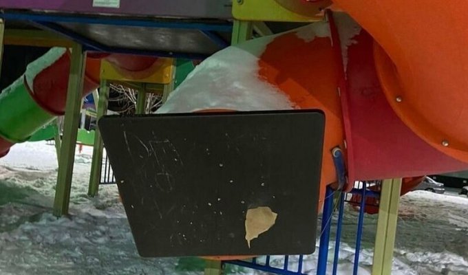 Остаться в живых: в Татарстане ребенок попал в ловушку на детской площадке (1 фото)