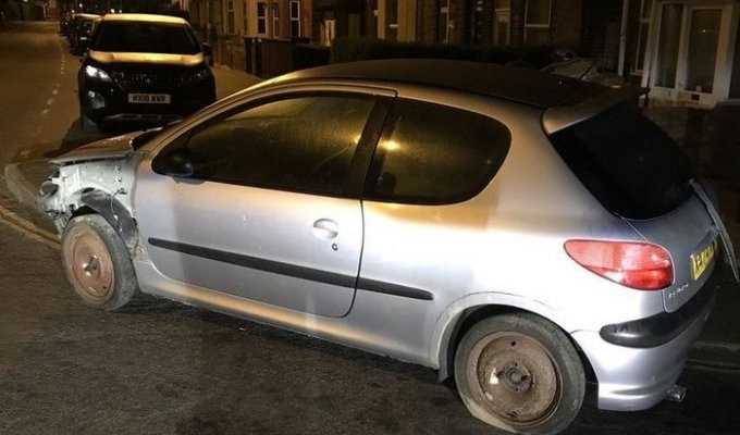 Полиция Англии остановила подозрительный автомобиль (4 фото)