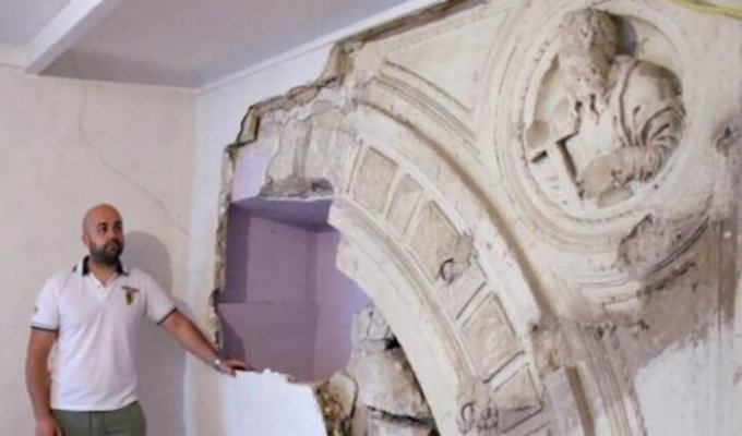 Мужчина начал ремонт и нашел архитектурное достояние XIV века (3 фото)