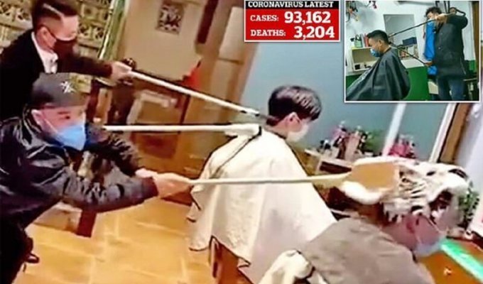 Китайские парикмахеры отгоняют коронавирус 1,5-метровыми расческами (11 фото + 2 видео)