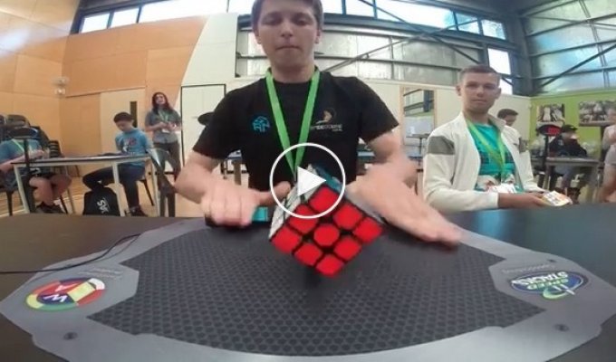 Студент из Австралии собрал кубик Рубика за 4,73 секунды и установил новый мировой рекорд
