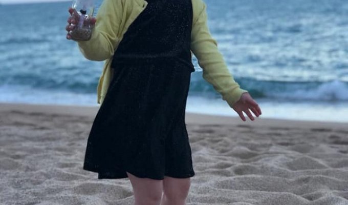 В Испании 4-летняя девочка бросила бутылку с посланием в море, а спустя время она получила ответ из Москвы (2 фото)