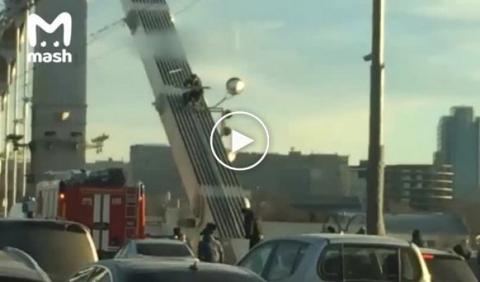 В Москве мужчина забрался на Крымский мост