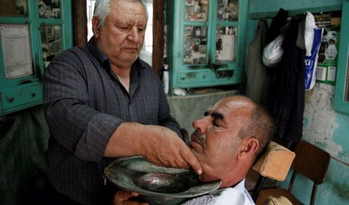 Традиционные мужские парикмахерские со всего мира (11 фото)