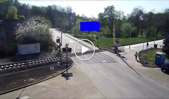 В Чехии очевидец оттащил упавшего пенсионера с путей за несколько секунд до приезда поезда