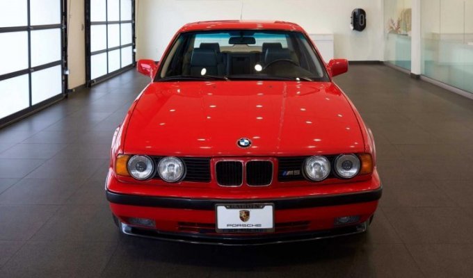Идеально сохранившийся BMW M5 E34 в ярко-красном цвете (15 фото + 1 видео)