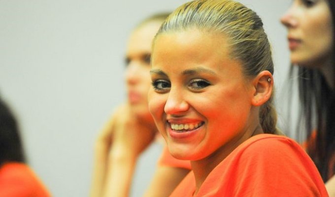 Финалистка "Мисс Минск 2013" оказалась топлес-диджеем (27 фото) (эротика)