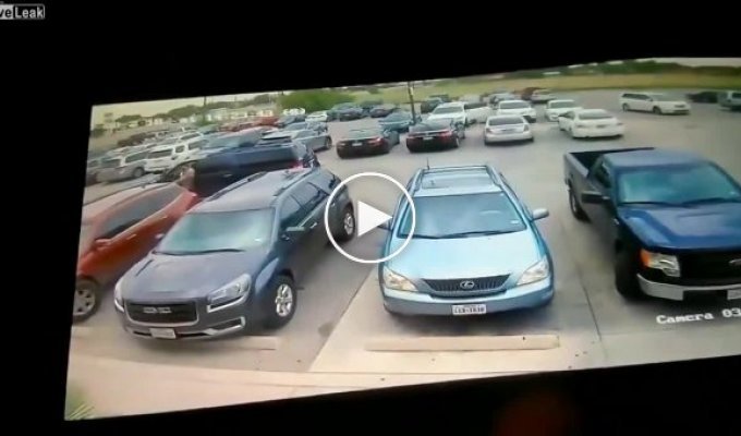 Мужчина избил женщину за то, что та заняла его парковочное место