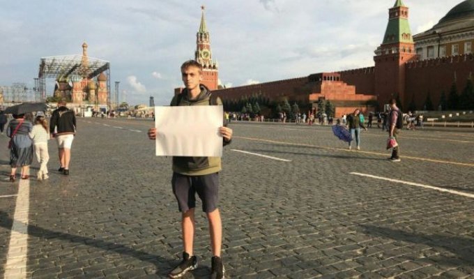 Задержание журналиста с пустым плакатом разлетелось на мемы (18 фото)