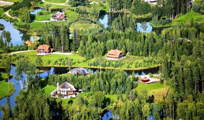 Латвийский миллионер выкупил 3000 га леса и построил «Город Солнца»