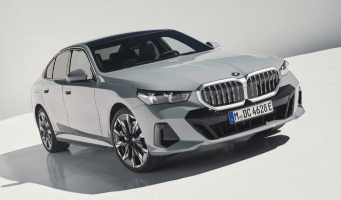 BMW показала сразу две версии новой "пятёрки" (48 фото)