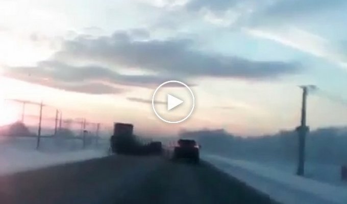 Женщина столкнулась с грузовиком под Красноярском
