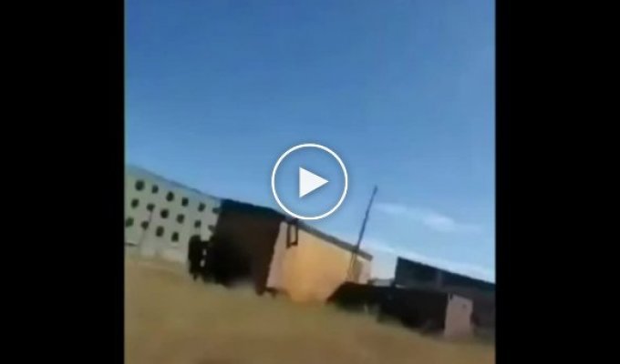 Армянские солдаты сняли на видео дрон-камикадзе