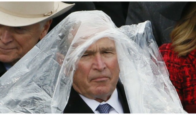 Фотошоп-битва: как Джордж Буш не смог побороть плащ-дождевик (16 фото + 1 видео)