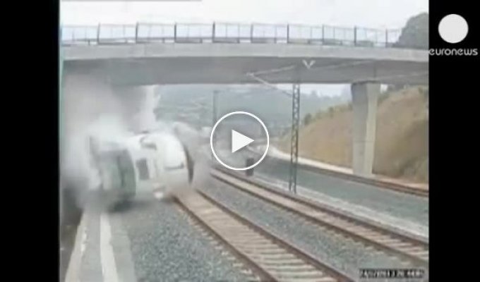 Скоростной поезд в Испании сошел с рельс