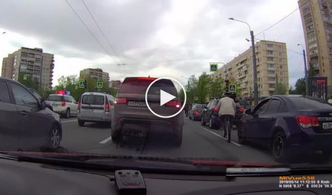 Обнимашки двух участников дорожного движения в Петербурге