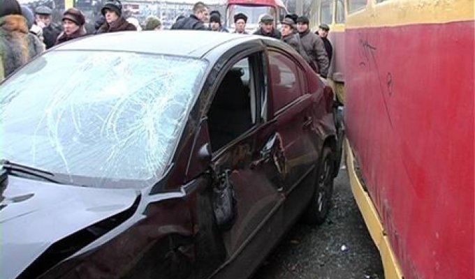 В Киеве под колесами трамвая погиб человек (5 фото) Слабонервным не смотреть.