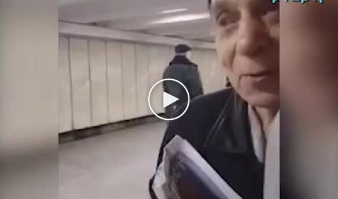 Чтобы заработать почти слепой дедушка продает газеты в метро