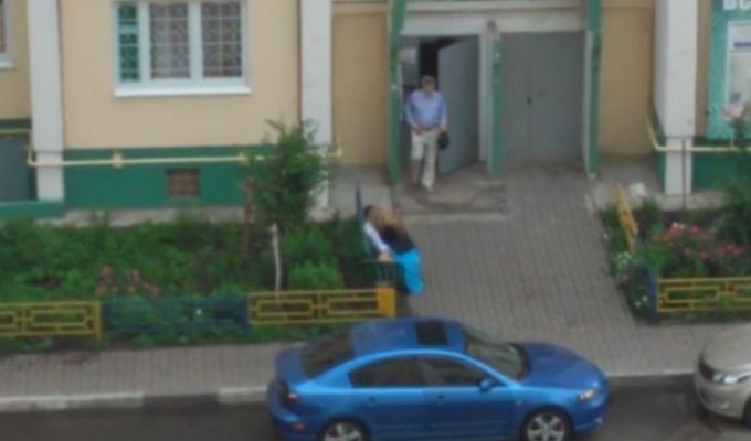 В Воронеже выпускники занялись сексом прямо во дворе многоэтажки (3 фото)