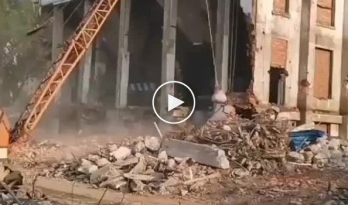 Критический удар по опоре у старого здания