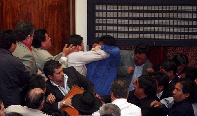 Драка в болийском парламенте (7 фото)