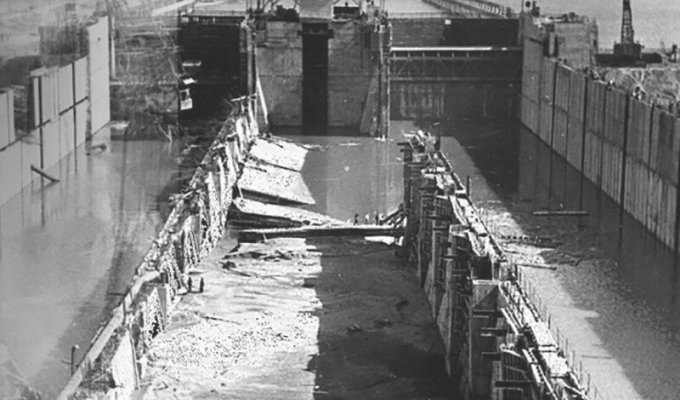 Катастрофа в СССР. Обрушившийся на пассажирский пароход шлюз (5 фото)