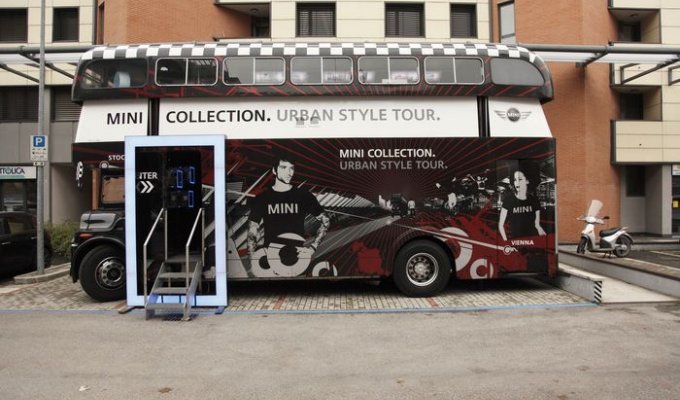 В Милане появился автобус с аксессуарами MINI (11 фото)